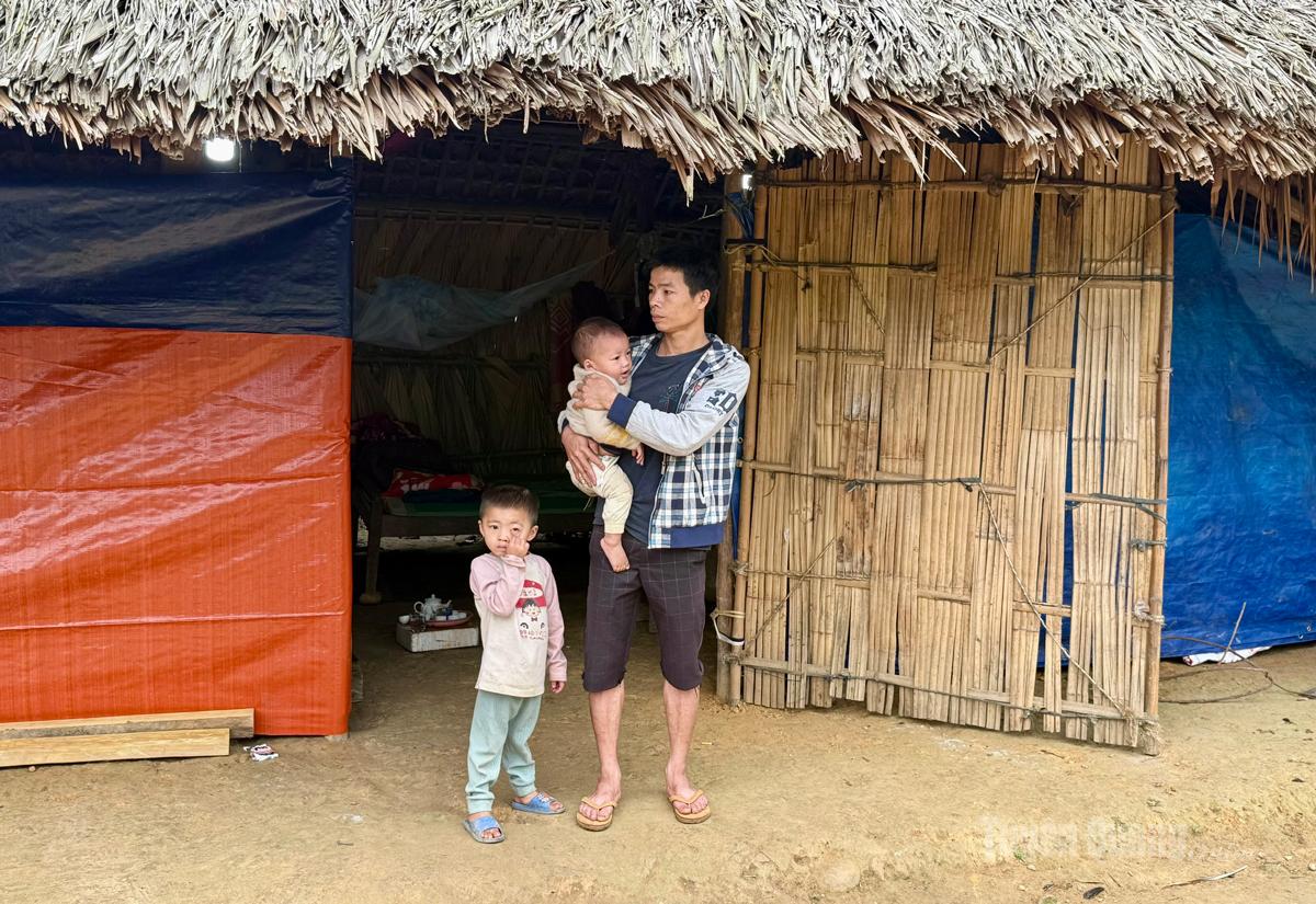 Căn nhà lán đơn xơ của ba bố con anh Hoàng Văn Nhâm, thôn Chương, xã Hùng Lợi.