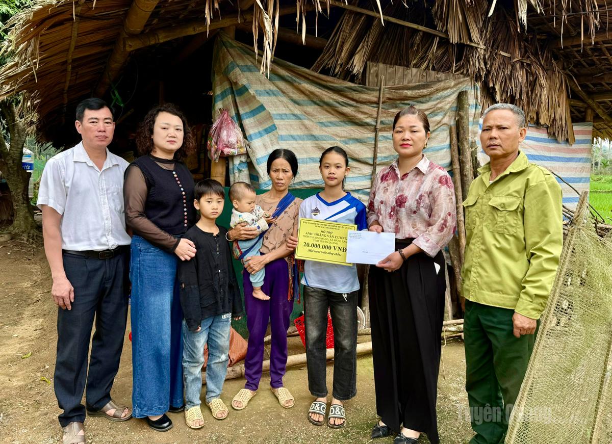 Báo và phát thanh, truyền hình Tuyên Quang cùng các nhà hảo tâm trao tiền hỗ trợ cho gia đình anh Hoàng Văn Cương, thôn Thượng Bằng, xã Bằng Lang.