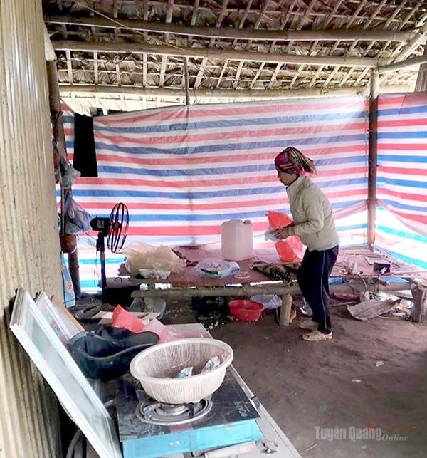 Bên trong căn nhà của Hoàng Văn Cương, không có vận dụng gì giá trị.