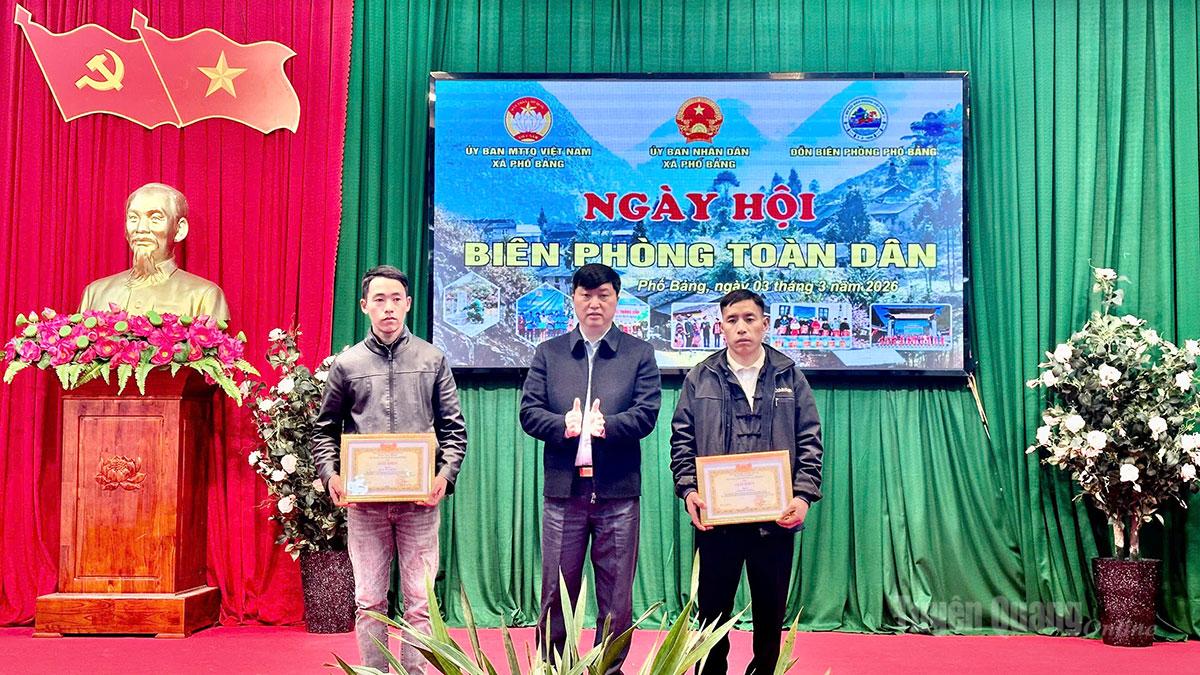 Lãnh đạo xã Phố Bảng khen thưởng các tập thể có thành tích trong tham gia bảo vệ biên giới.