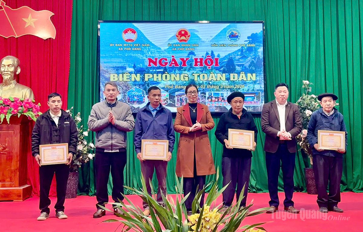 Nhiều cá nhân được khen thưởng tại ngày hội.