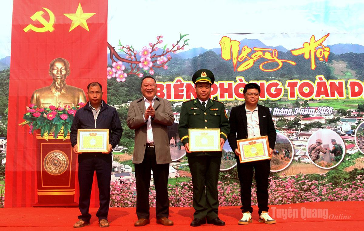 Lãnh đạo xã Tùng Vài tặng giấy khen cho các tập thể, cá nhân có thành tích.