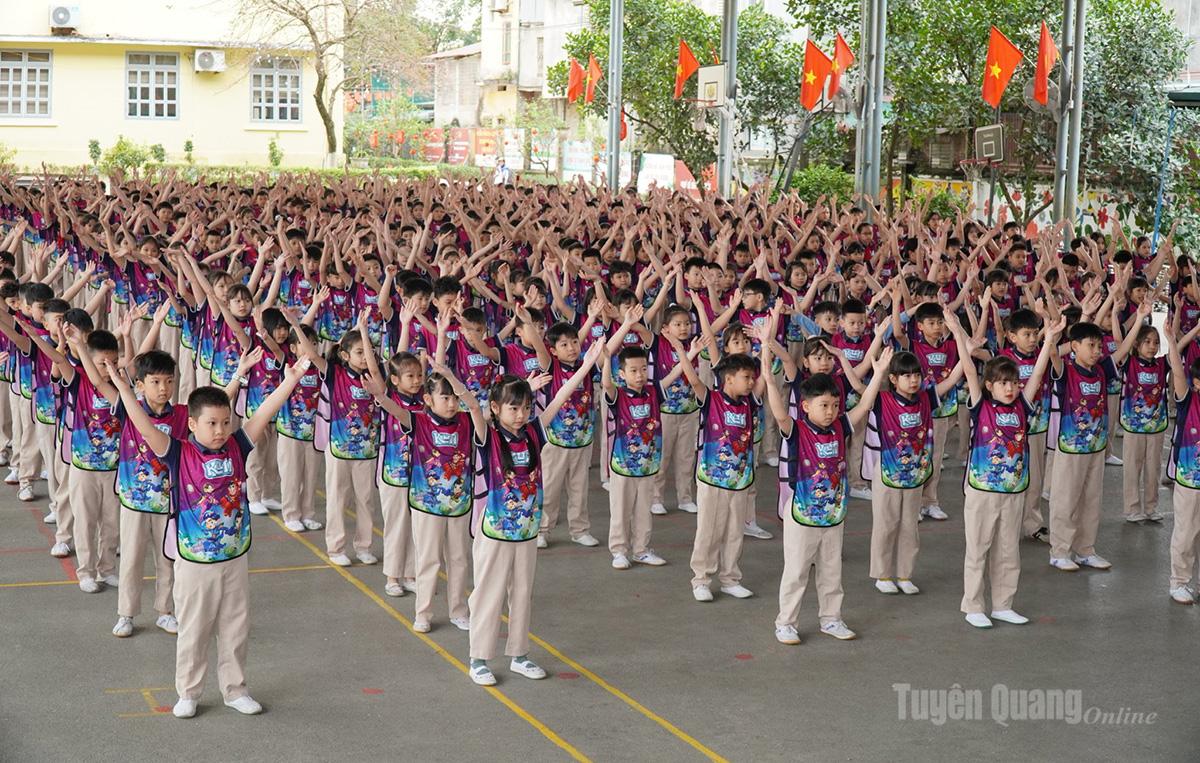 Các em học sinh, thiếu nhi tham gia tiết mục đồng diễn đồng loạt cùng với các điểm cầu khác trên toàn quốc.