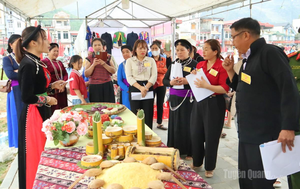 Các đội thi chuẩn bị mâm cỗ ẩm thực truyền thống tại ngày hội.