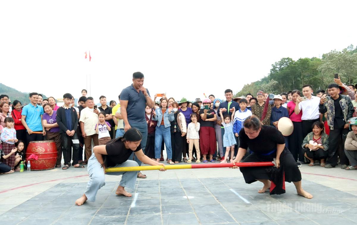 Thi đấu đẩy gậy tạo không khí sôi nổi, gắn kết cộng đồng.
