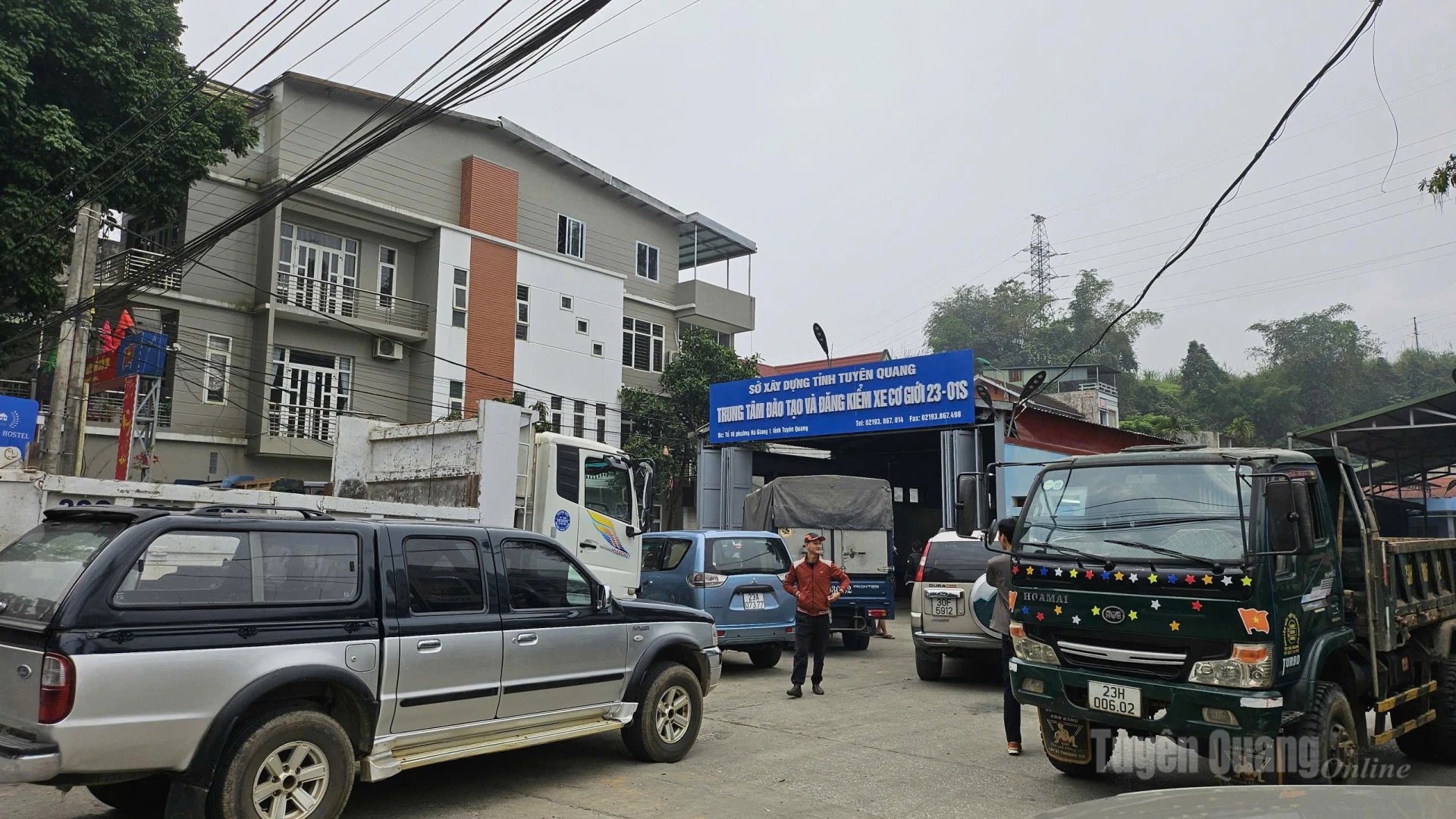 Phương tiện đến đăng kiểm tại Trung tâm Đào tạo và Đăng kiểm xe cơ giới 23-01S, phường Hà Giang 1.