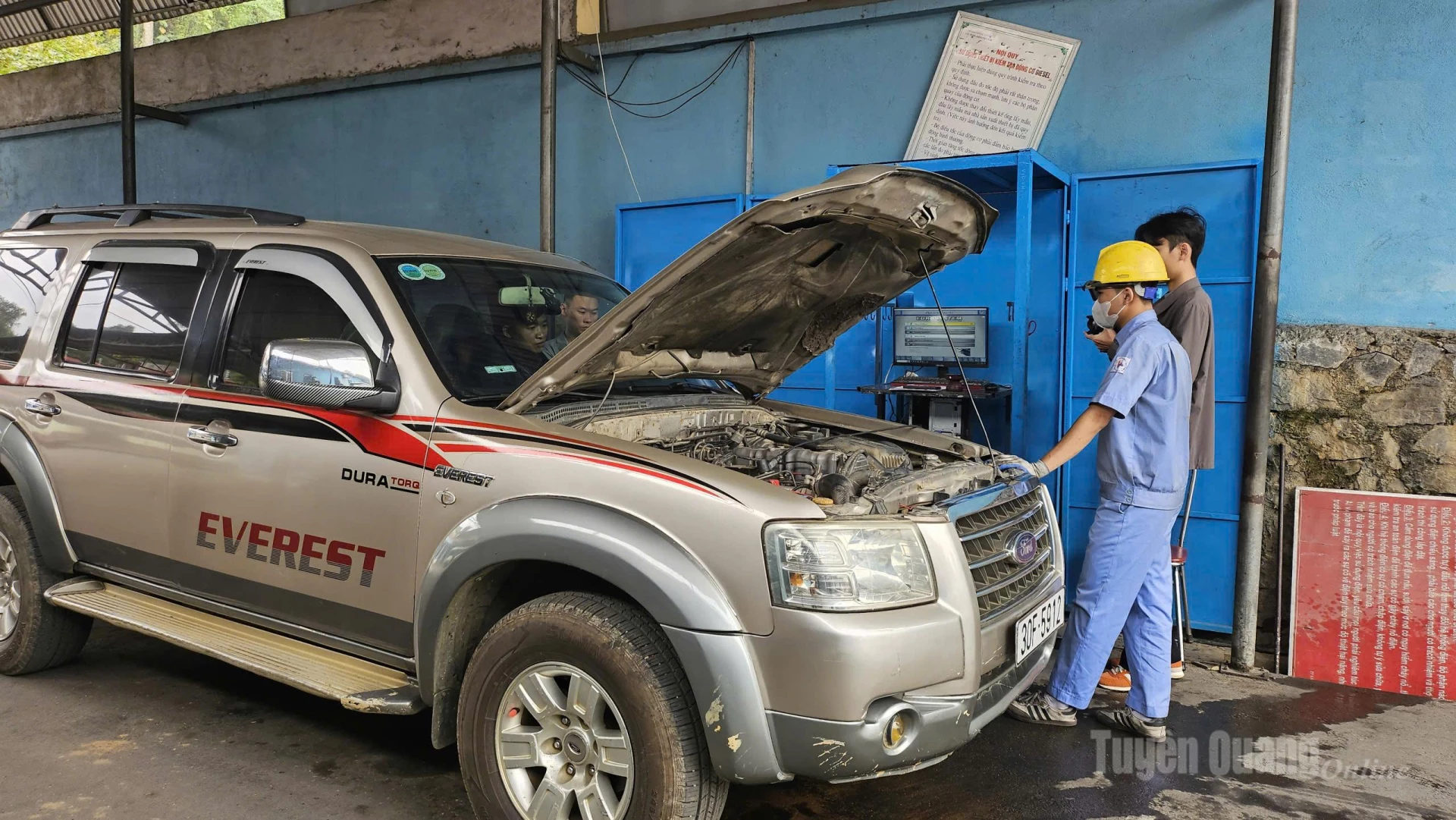 Các Đăng kiểm viên thực hiện kiểm tra khí thải theo quy trình.