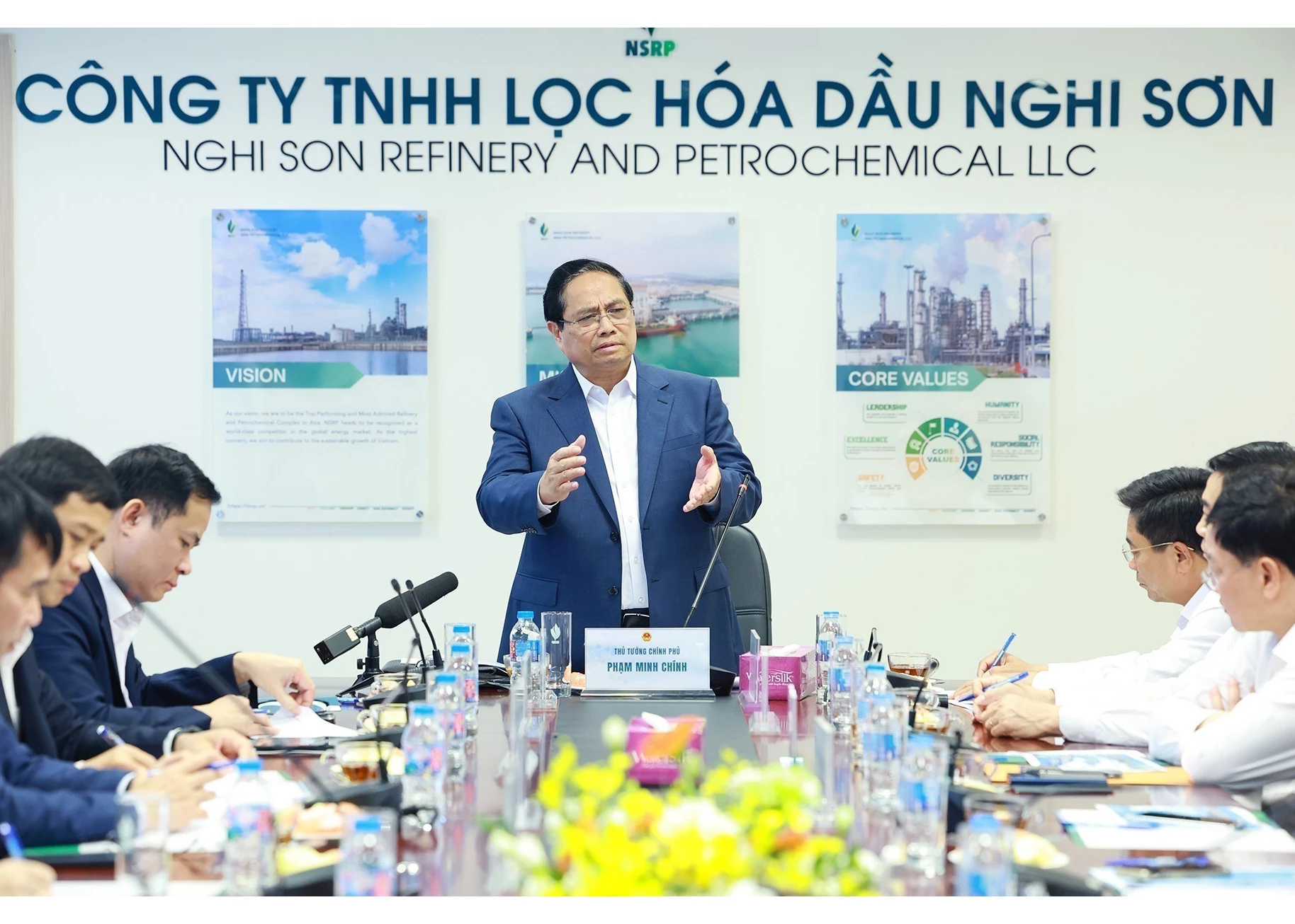 Prime Minister Pham Minh Chinh speaks at the working session with the leadership of the Nghi Son Refinery and Petrochemical LLC (NSRP) on March 29 (Photo: Tran Hai)
