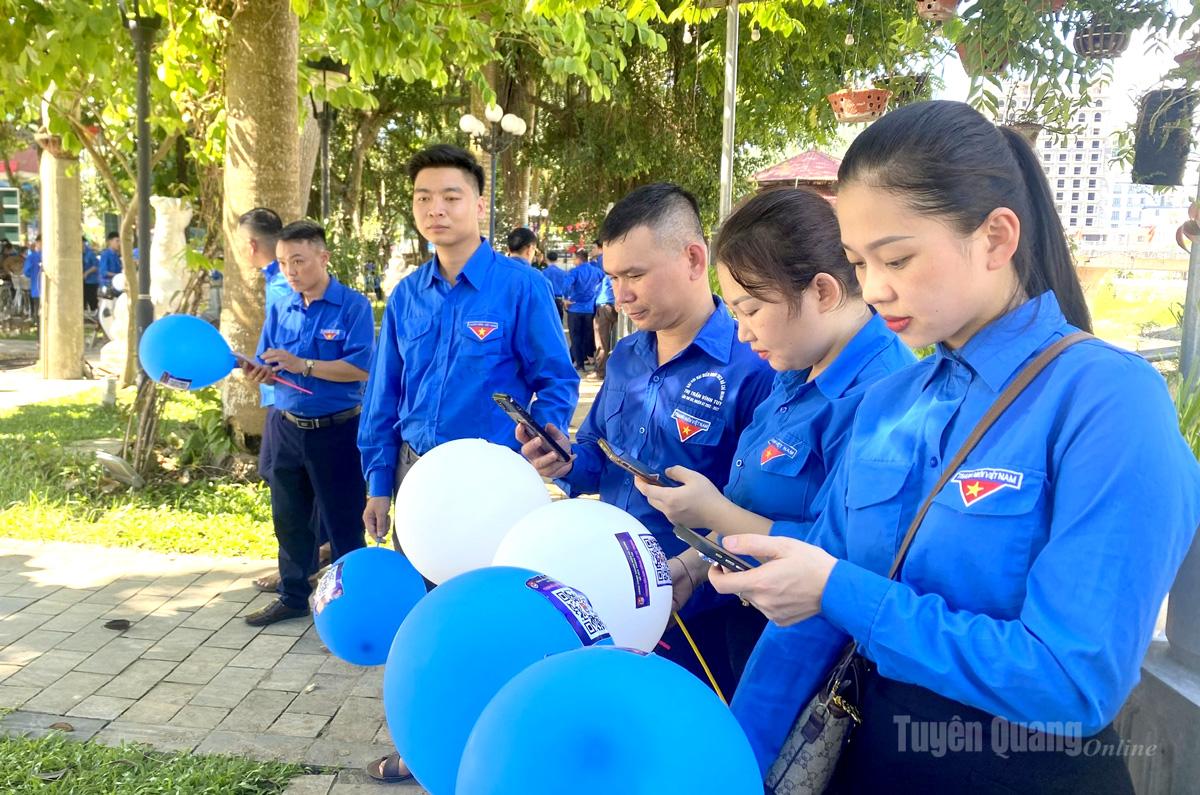 Đoàn viên quét mã QR để truy cập các nội dung tuyên truyền pháp luật trên nền tảng mạng xã hội của Tỉnh đoàn Tuyên Quang.