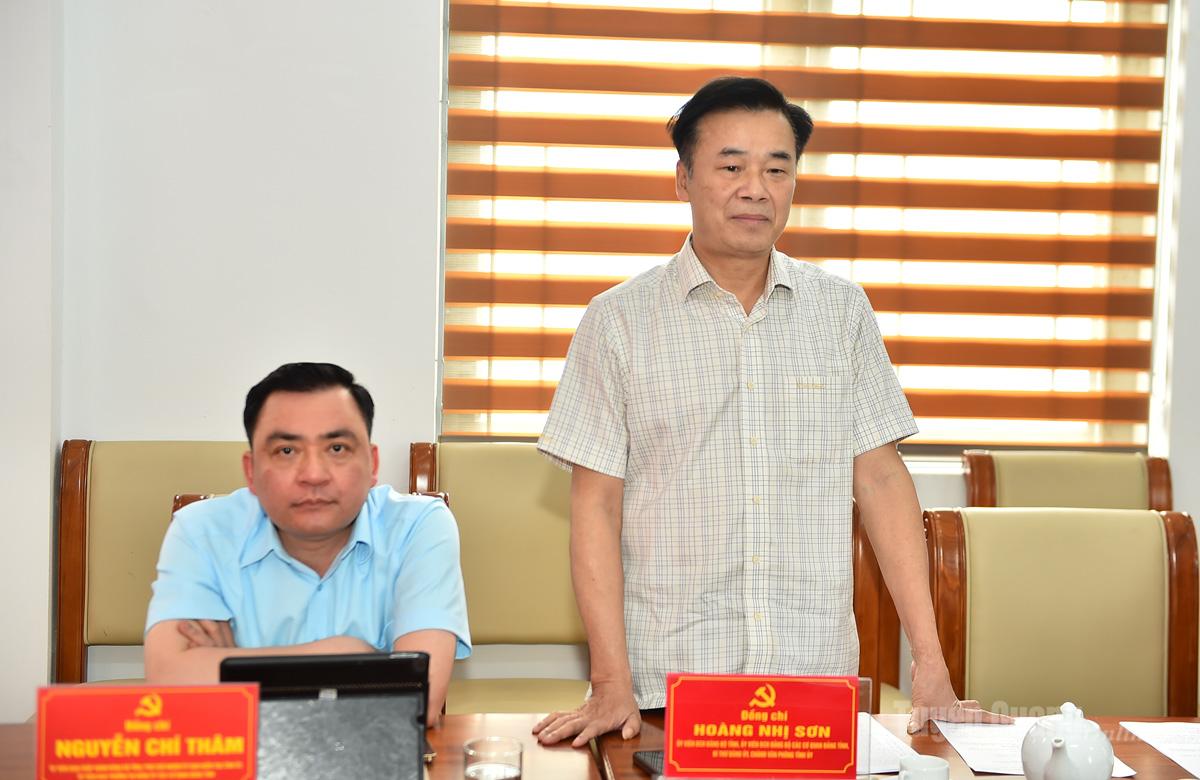 Đồng chí Hoàng Nhị Sơn, Chánh Văn phòng Tỉnh ủy phát biểu tại hội nghị.