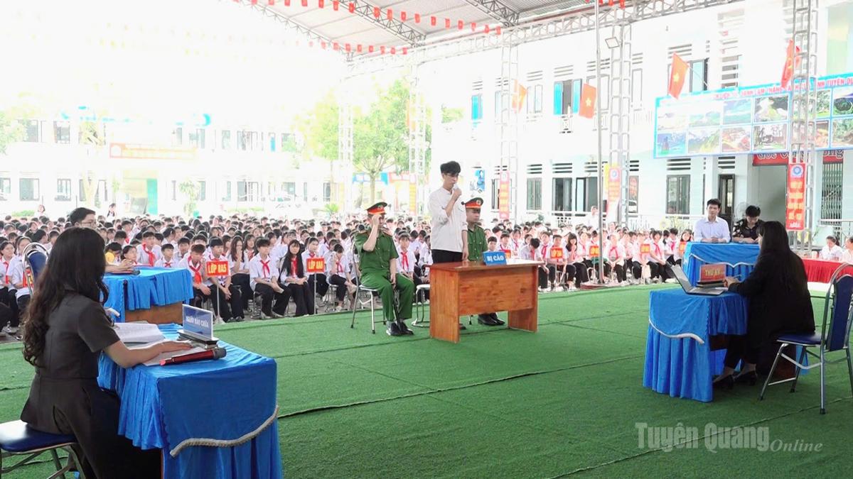 Phiên tòa giả định thu hút đông đảo các thầy, cô giáo và học sinh tham dự.