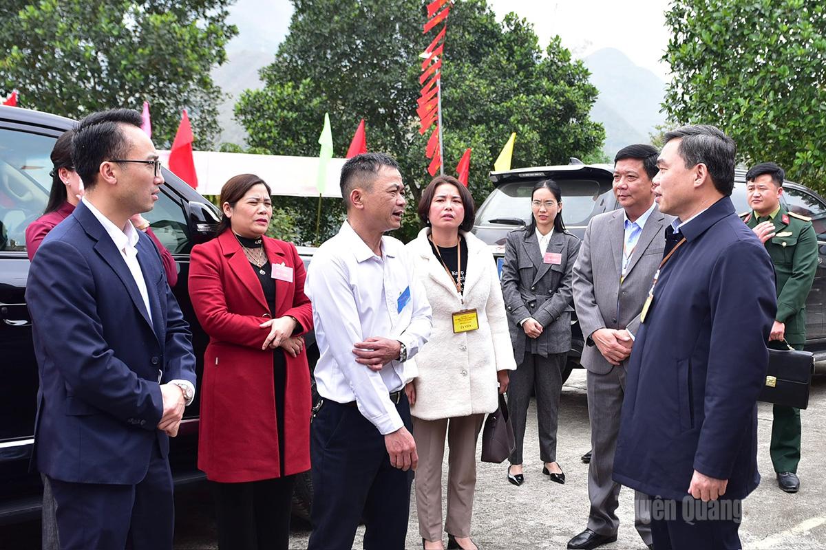 Đồng chí Ma Thế Hồng, Phó Bí thư Tỉnh ủy, Chủ tịch Ủy ban MTTQ Việt Nam tỉnh kiểm tra, nắm tình hình bầu cử tại một số khu vực bỏ phiếu trên địa bàn xã Mậu Duệ.