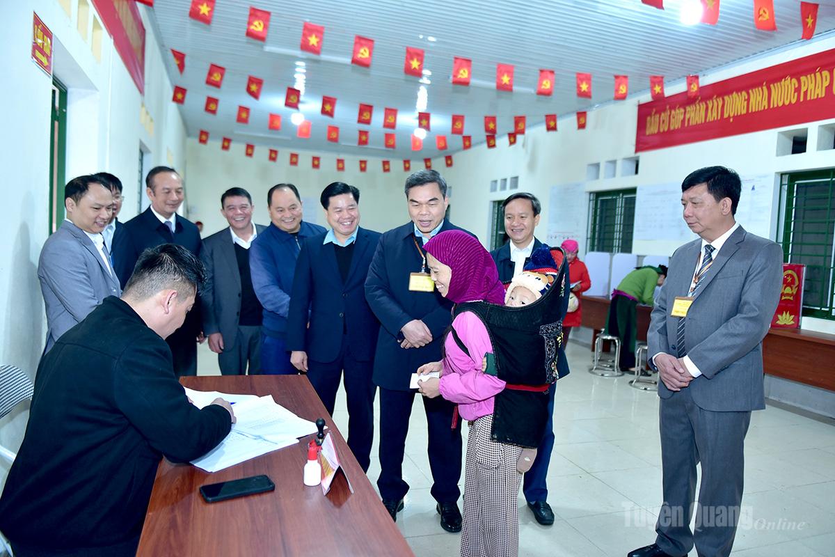 Đồng chí Ma Thế Hồng, Phó Bí thư Tỉnh ủy, Chủ tịch Ủy ban MTTQ Việt Nam tỉnh kiểm tra, nắm tình hình bầu cử tại một số khu vực bỏ phiếu trên địa bàn xã Nghĩa Thuận.