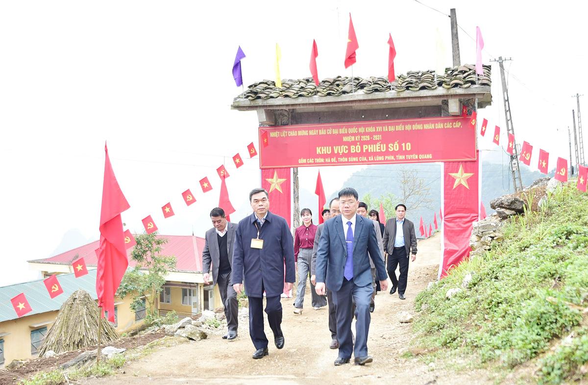 Đồng chí Ma Thế Hồng, Phó Bí thư Tỉnh ủy, Chủ tịch Ủy ban MTTQ Việt Nam tỉnh kiểm tra, nắm tình hình và động viên, chúc mừng các lực lượng  thực hiện công tác bầu cử tại một số khu vực bỏ phiếu trên địa bàn xã Lũng Phìn.