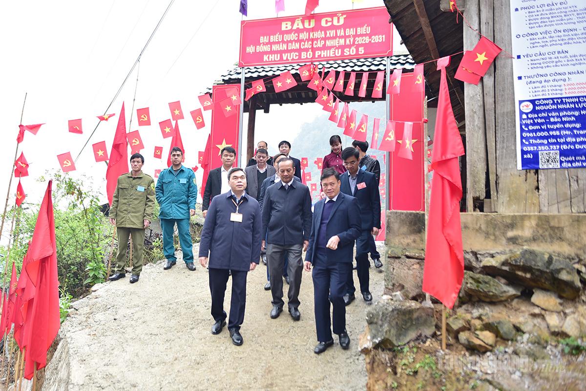 Đồng chí Ma Thế Hồng, Phó Bí thư Tỉnh ủy, Chủ tịch Ủy ban MTTQ Việt Nam tỉnh kiểm tra, nắm tình hình bầu cử tại một số khu vực bỏ phiếu trên địa bàn xã Cán Tỷ.