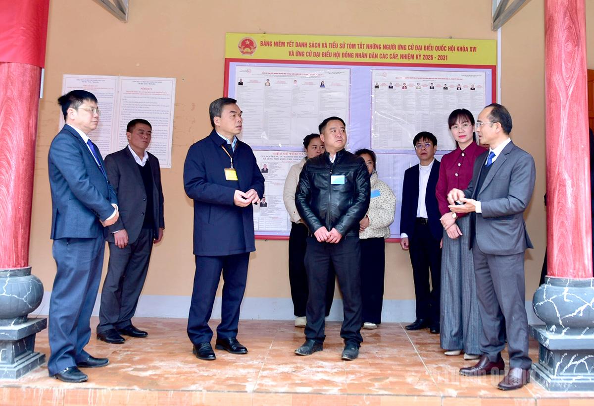 Đồng chí Ma Thế Hồng, Phó Bí thư Tỉnh ủy, Chủ tịch Ủy ban MTTQ Việt Nam tỉnh và đoàn công tác nghe lãnh đạo xã Lũng Phìn báo cáo công tác bầu cử trên địa bàn xã.