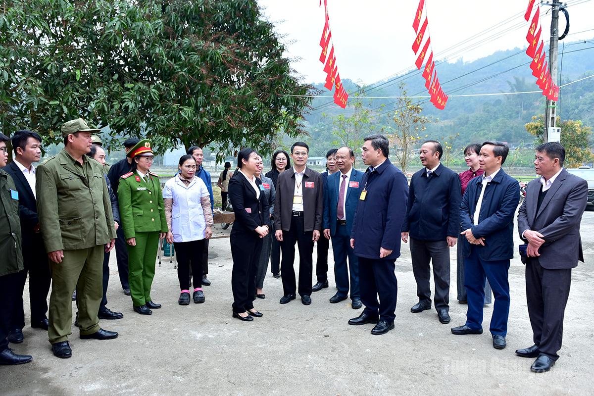 Đồng chí Ma Thế Hồng, Phó Bí thư Tỉnh ủy, Chủ tịch Ủy ban MTTQ Việt Nam tỉnh kiểm tra, nắm tình hình bầu cử tại một số khu vực bỏ phiếu trên địa bàn xã Yên Minh.