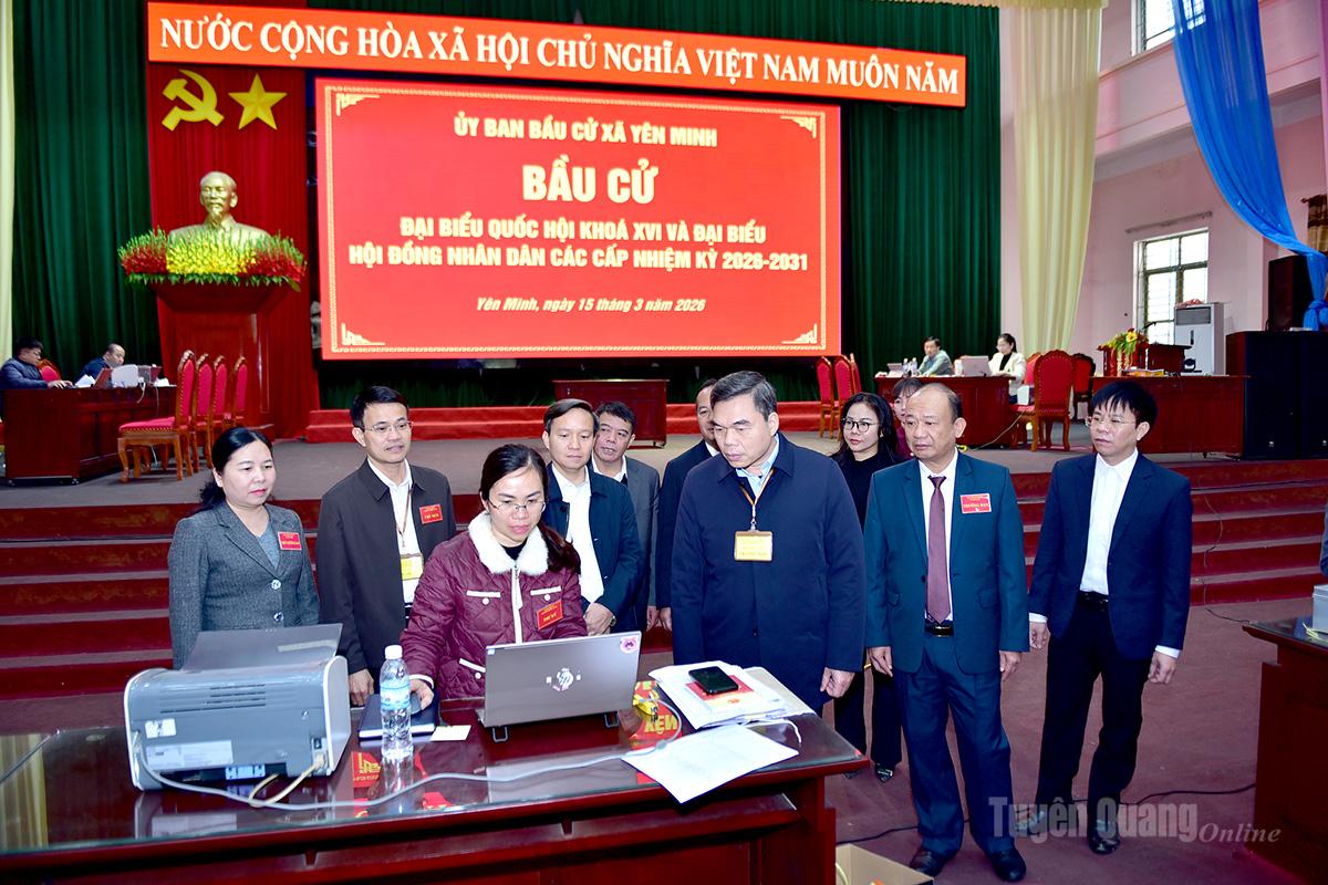 Đồng chí Ma Thế Hồng, Phó Bí thư Tỉnh ủy, Chủ tịch Ủy ban MTTQ Việt Nam tỉnh kiểm tra, nắm tình hình công tác bầu cử tại bộ phận tổng hợp của Uỷ ban Bầu cử xã Yên Minh.