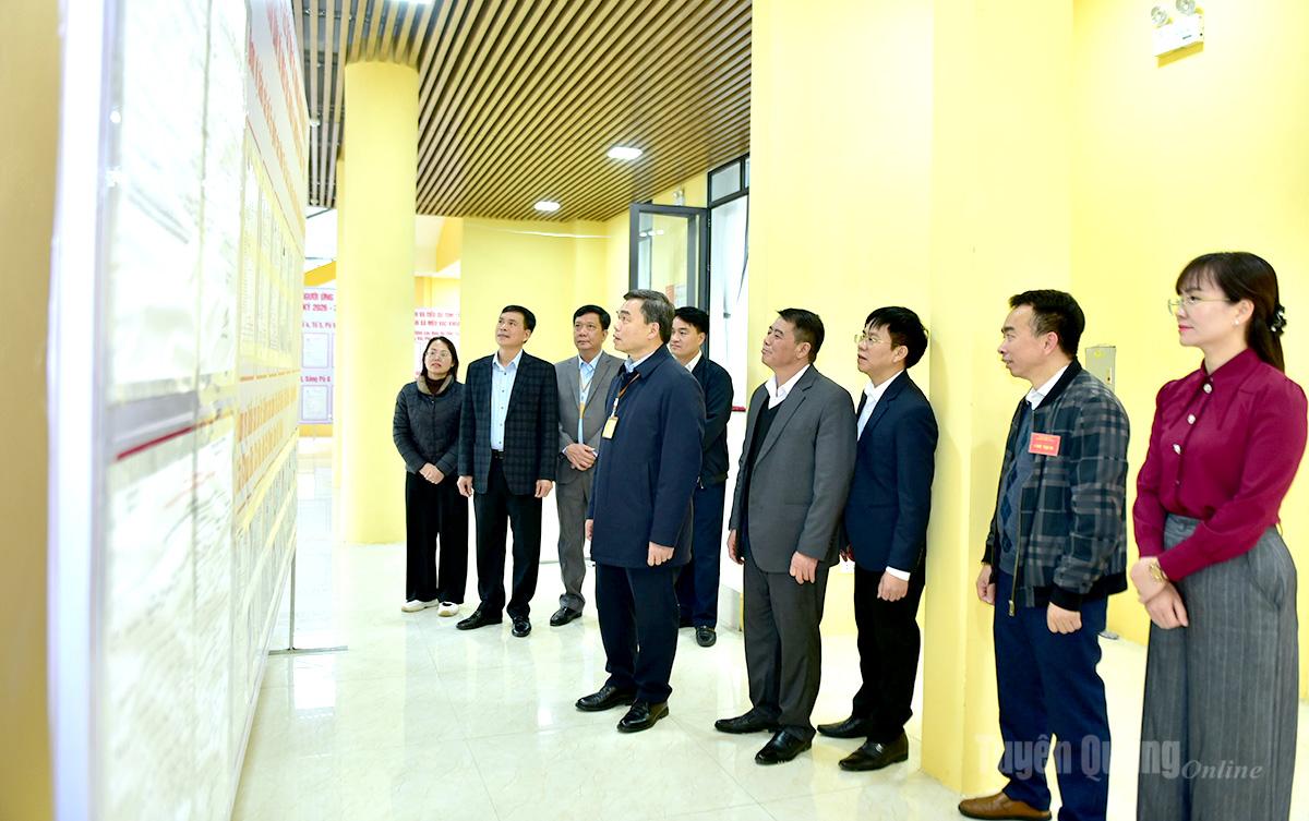 Đồng chí Ma Thế Hồng, Phó Bí thư Tỉnh ủy, Chủ tịch Ủy ban MTTQ Việt Nam tỉnh kiểm tra, nắm tình hình bầu cử, động viên, chúc mừng tổ bầu cử trên địa bàn xã Mèo Vạc.