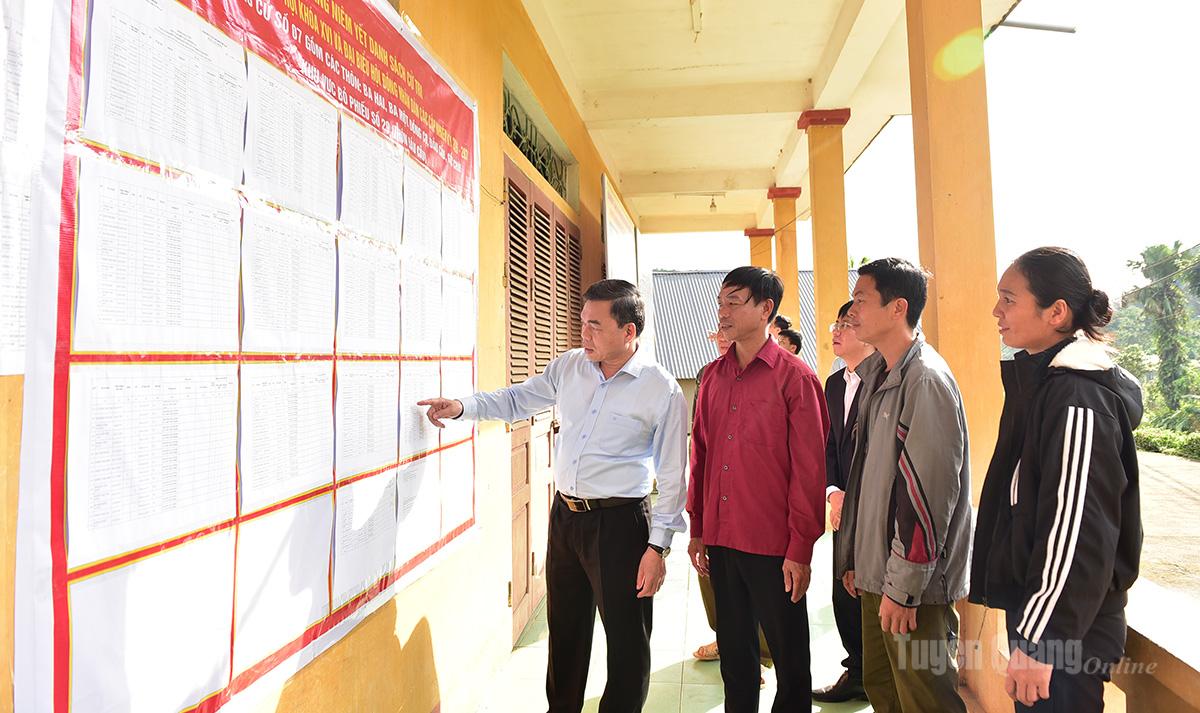 1. Đồng chí Ma Thế Hồng, Phó Bí thư Tỉnh uỷ, Chủ tịch Uỷ ban MTTQ Việt Nam tỉnh kiểm tra công tác chuẩn bị bầu cử tại Nhà văn hoá thôn Đầu Cầu, xã Hoà An.