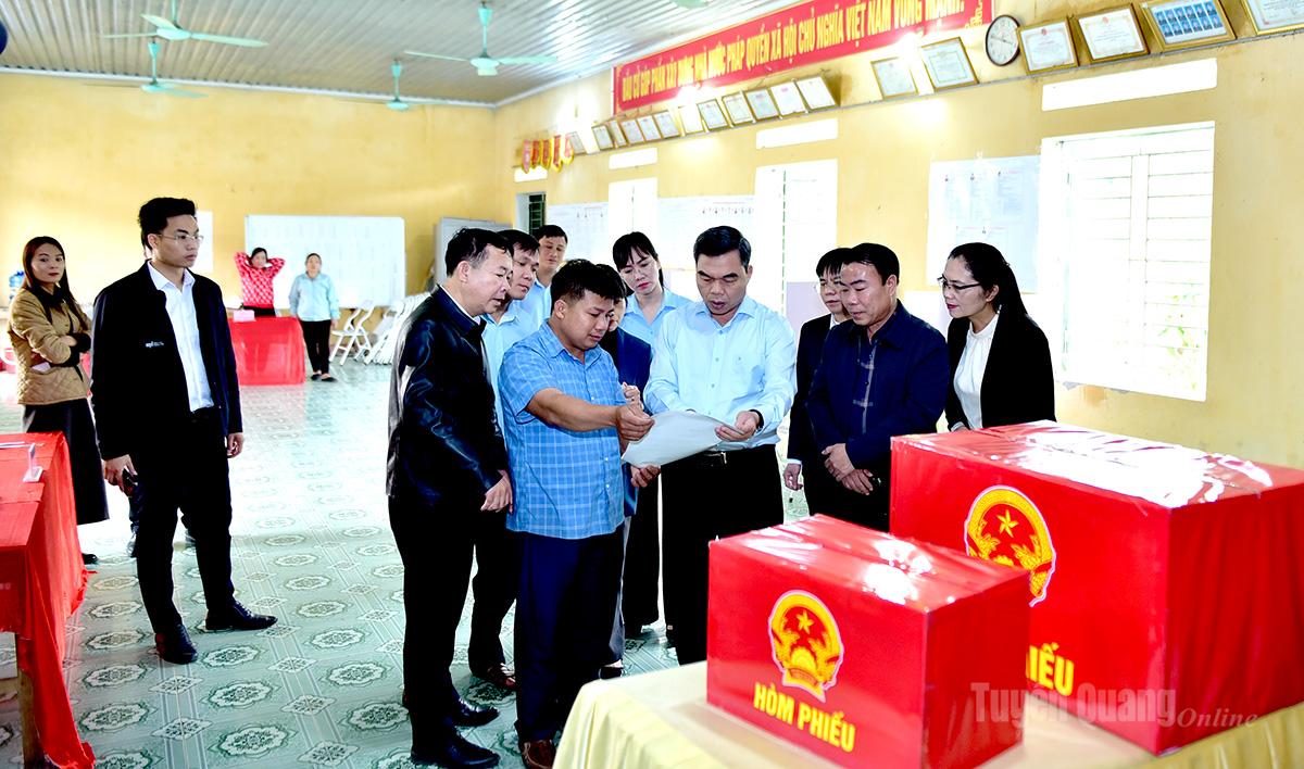 3. Đồng chí Ma Thế Hồng, Phó Bí thư Tỉnh uỷ, Chủ tịch Uỷ ban MTTQ Việt Nam tỉnh kiểm tra công tác chuẩn bị trang trí khánh tiết tại điểm bầu cử Nhà văn hoá thôn Nà Lừa, xã Hoà An.