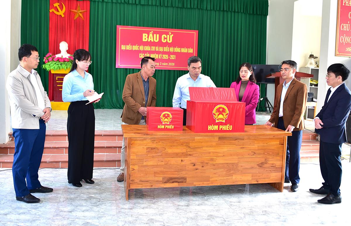 Đồng chí Ma Thế Hồng, Phó Bí thư Tỉnh uỷ, Chủ tịch Uỷ ban MTTQ Việt Nam tỉnh kiểm tra công tác chuẩn bị cho bầu cử tại điểm bỏ phiếu thôn Yên Cốc, xã Yên Nguyên.