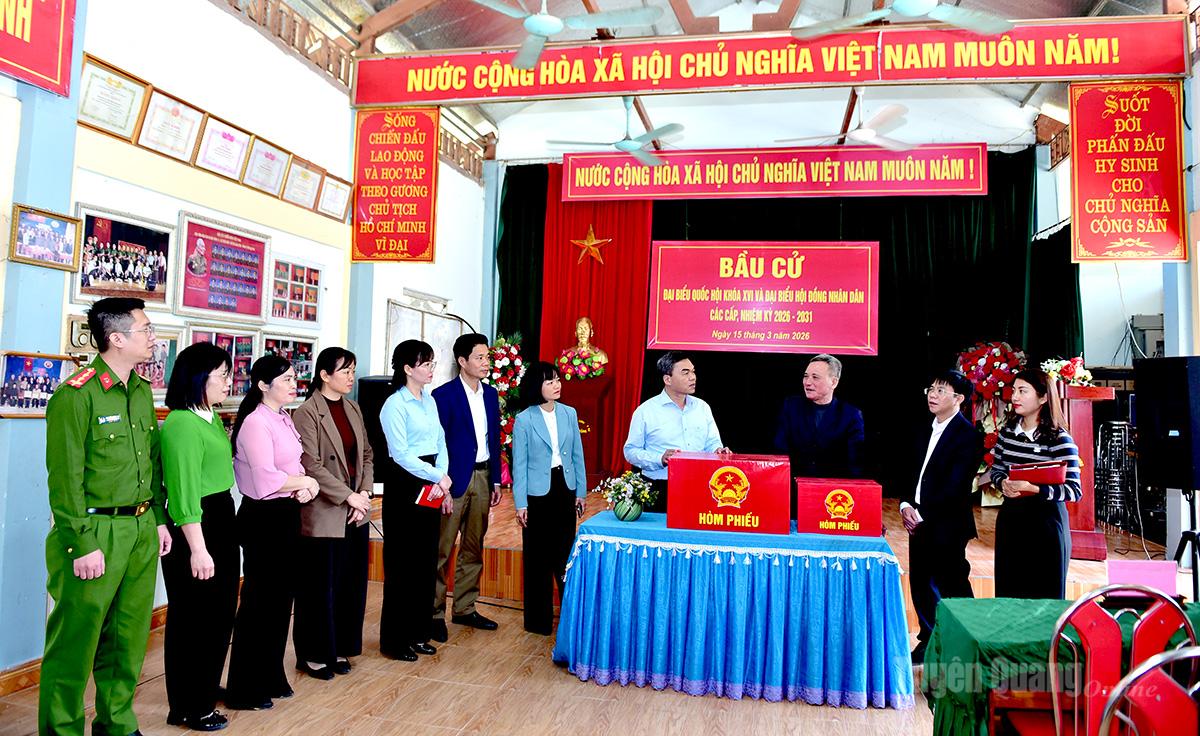 Đồng chí Ma Thế Hồng, Phó Bí thư Tỉnh uỷ, Chủ tịch Uỷ ban MTTQ Việt Nam tỉnh kiểm tra công tác chuẩn bị cho bầu cử tại điểm bỏ phiếu Nhà văn hoá thôn 31, xã Thái Sơn.