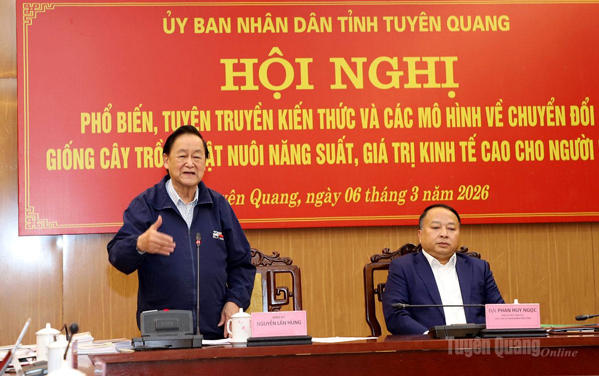 Giáo sư Nguyễn Lân Hùng trao đổi kinh nghiệm về chuyển đổi cây trồng, vật nuôi mang lại năng suất, giá trị kinh tế cao.