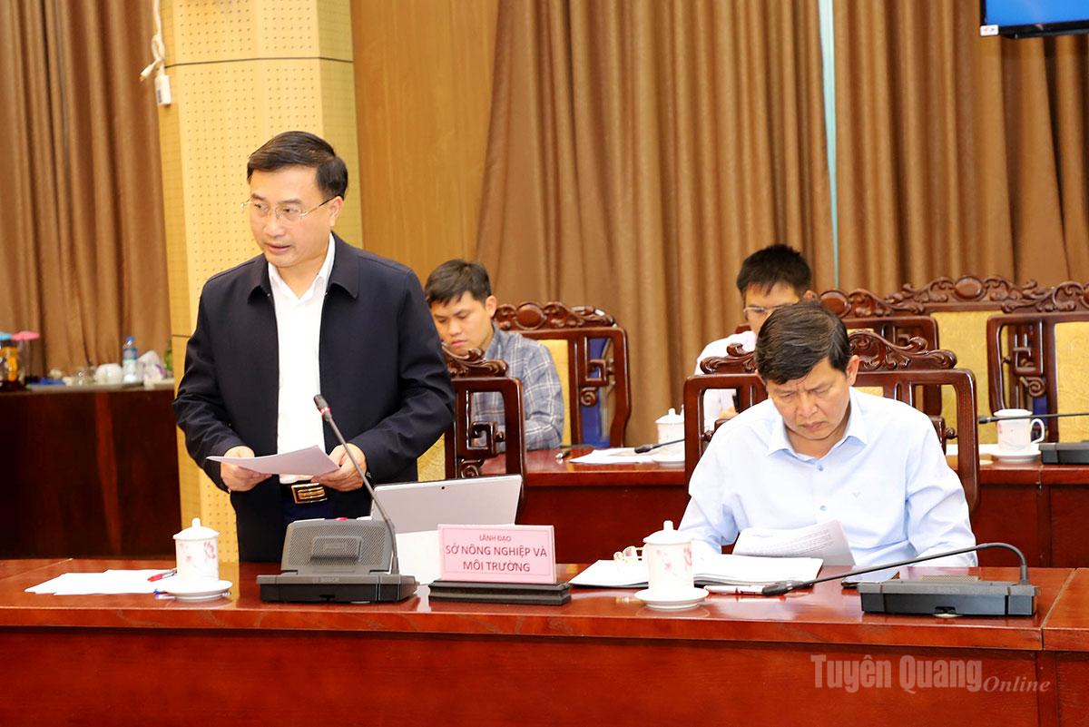 Giám đốc Sở Nông nghiệp và Môi trường báo cáo kết quả chuyển đổi cây trồng, vật nuôi trên địa bàn tỉnh.