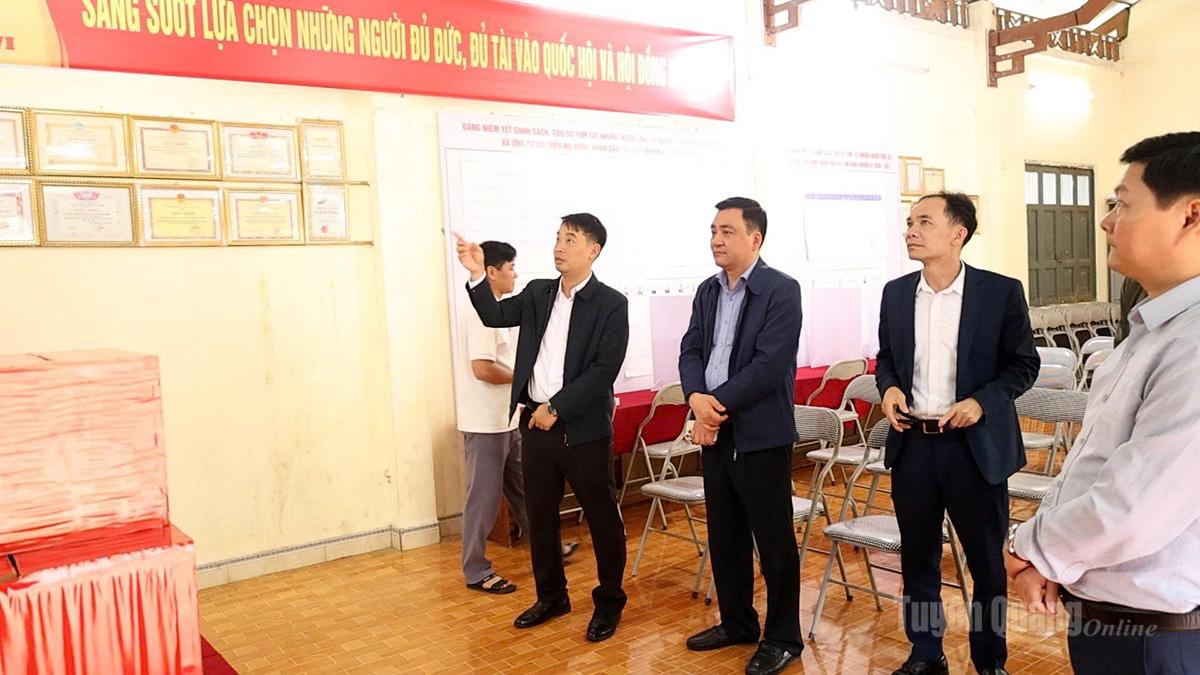 Đoàn kiểm tra tại khu vực bỏ phiếu số 10 thôn Bản Khiển.