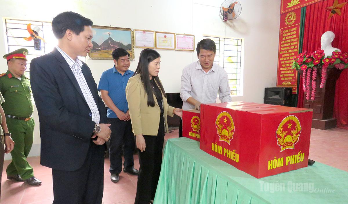 Đồng chí Phó Chủ tịch HĐND tỉnh Lê Thị Thanh Trà kiểm tra công tác chuẩn bị bầu cử tại thôn Trang, xã Xuân Giang.