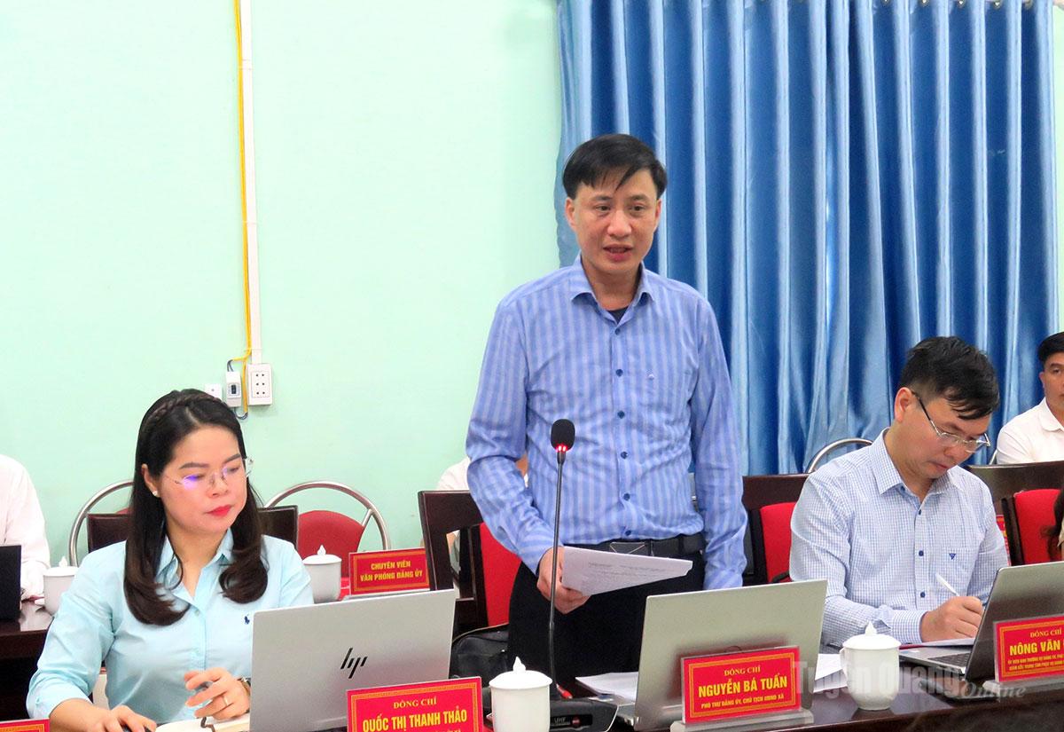 Đồng chí Nguyễn Bá Tuấn, Phó Bí thư Đảng ủy, Chủ tịch UBND xã Bằng Hành báo cáo tại buổi làm việc.