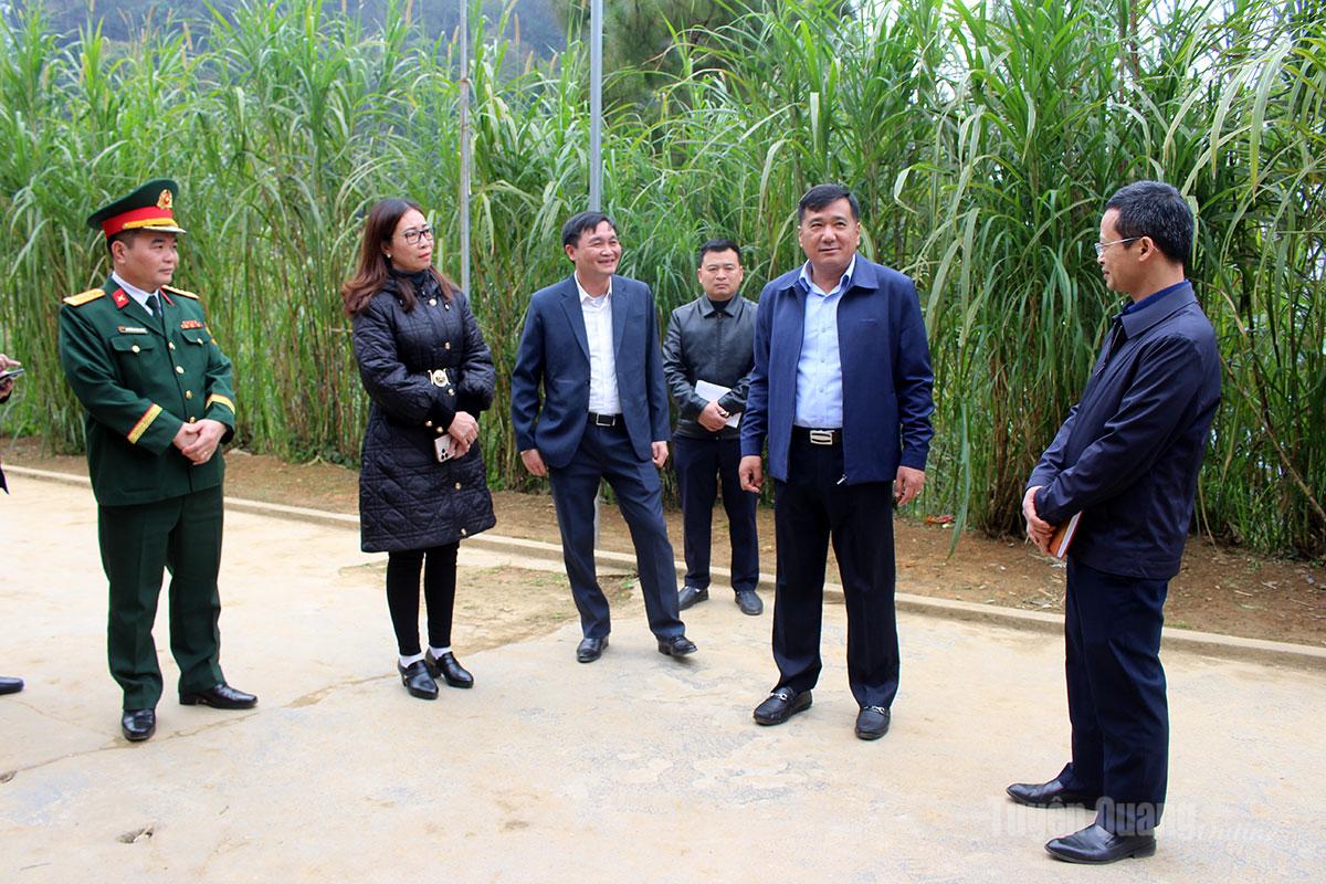 Đồng chí Hầu Minh Lợi, Ủy viên BTV Tỉnh ủy, Phó Chủ tịch Thường trực HĐND tỉnh, Phó Chủ tịch Ủy ban Bầu cử tỉnh kiểm tra tại xã Phố Bảng.