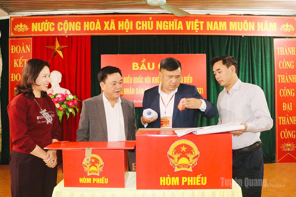 Đồng chí Hầu Minh Lợi, Ủy viên BTV Tỉnh ủy, Phó Chủ tịch Thường trực HĐND tỉnh, Phó Chủ tịch Ủy ban Bầu cử tỉnh kiểm tra công tác chuẩn bị bầu cử tại thôn Đoàn Kết, xã Ngọc Đường.