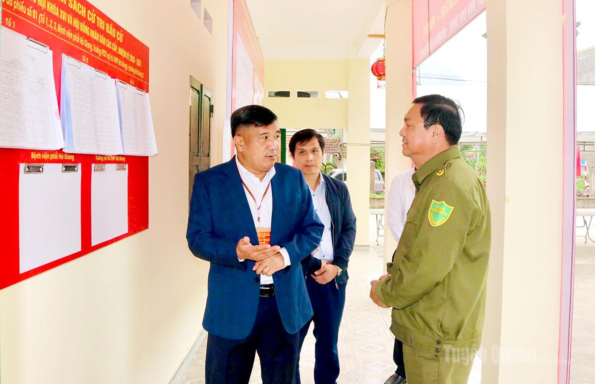 Đồng chí Hầu Minh Lợi, Ủy viên BTV Tỉnh ủy, Phó Chủ tịch Thường trực HĐND tỉnh, Phó Chủ tịch Ủy ban Bầu cử tỉnh kiểm tra công tác chuẩn bị bầu cử tại phường Hà Giang 2.