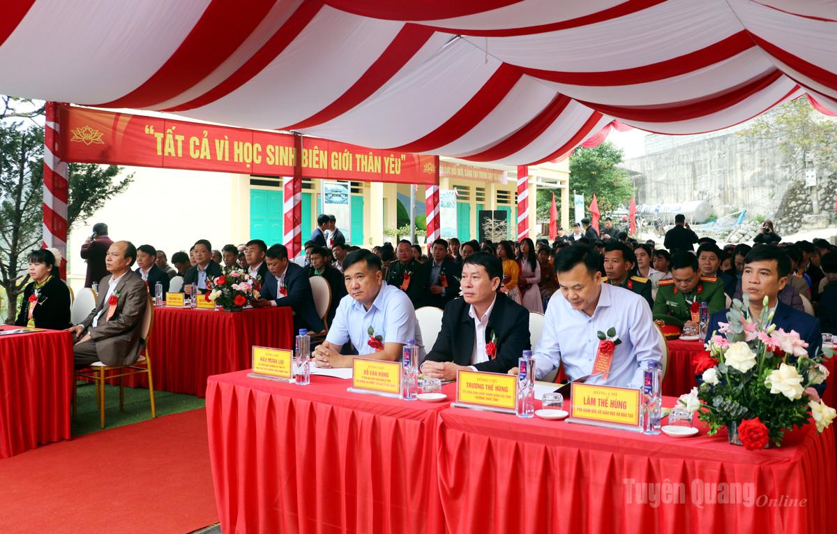 Các đại biểu dự Lễ động thổ Dự án xây dựng trường Phổ thông nội trú liên cấp Tiểu học và Trung học cơ sở Thắng Mố.