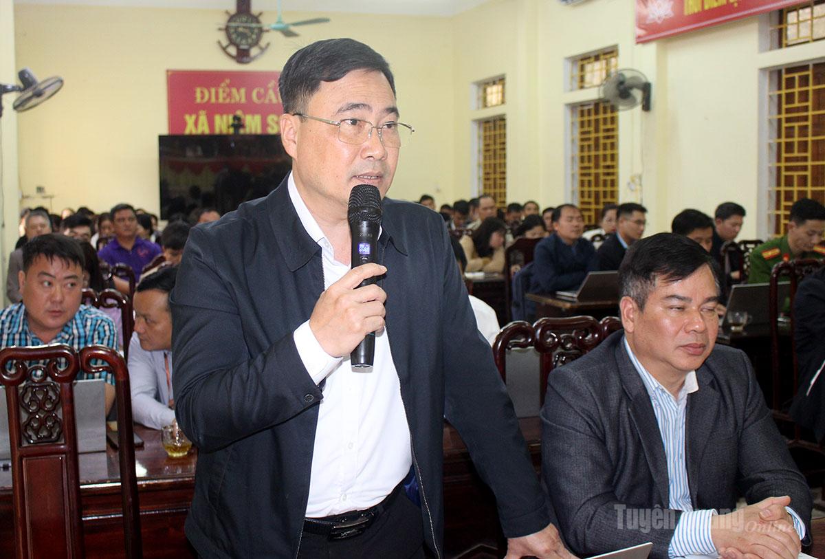 Cử tri xã Niêm Sơn nêu kiến nghị tại buổi tiếp xúc.