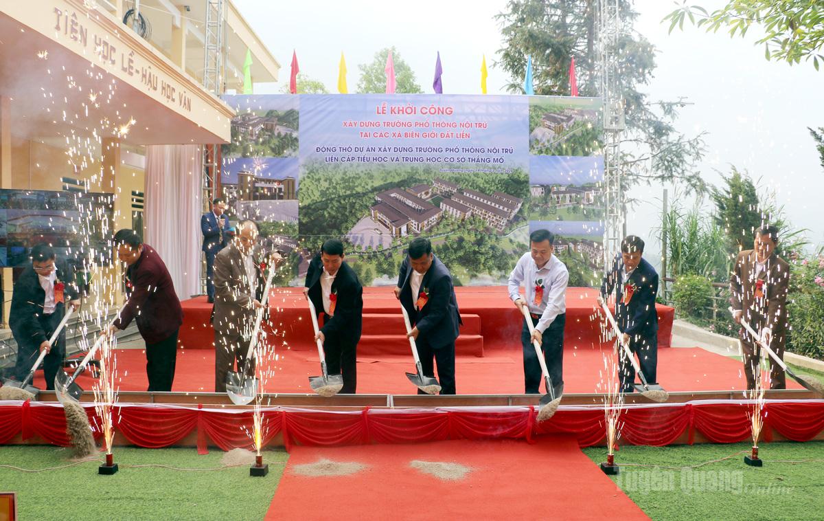 Các đại biểu thực hiện nghi lễ động thổ xây dựng Dự án trường Phổ thông nội trú liên cấp Tiểu học và Trung học cơ sở Thắng Mố..