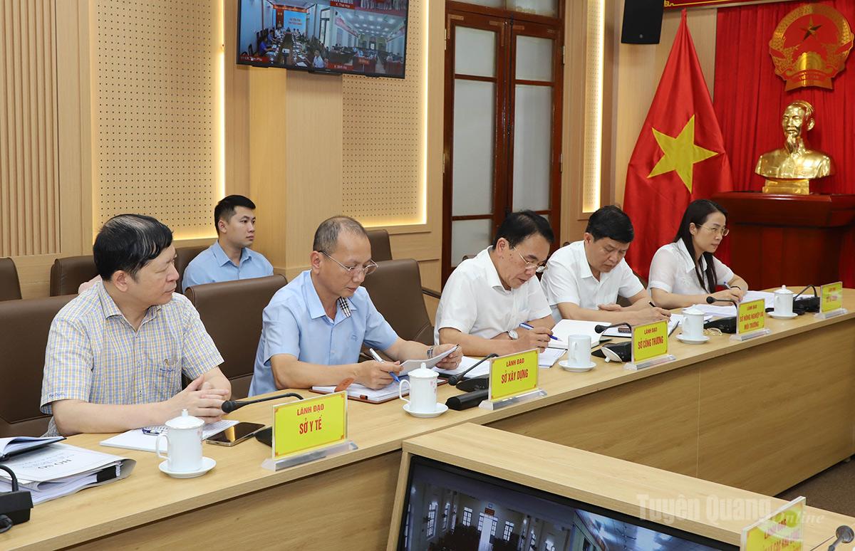 Lãnh đạo các sở, ngành dự buổi làm việc tại điểm cầu UBND tỉnh.