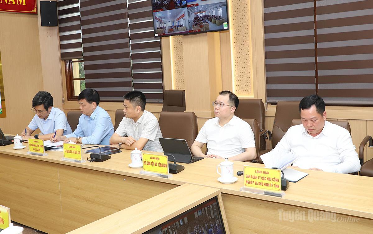 Lãnh đạo các sở, ngành dự buổi làm việc tại điểm cầu UBND tỉnh.