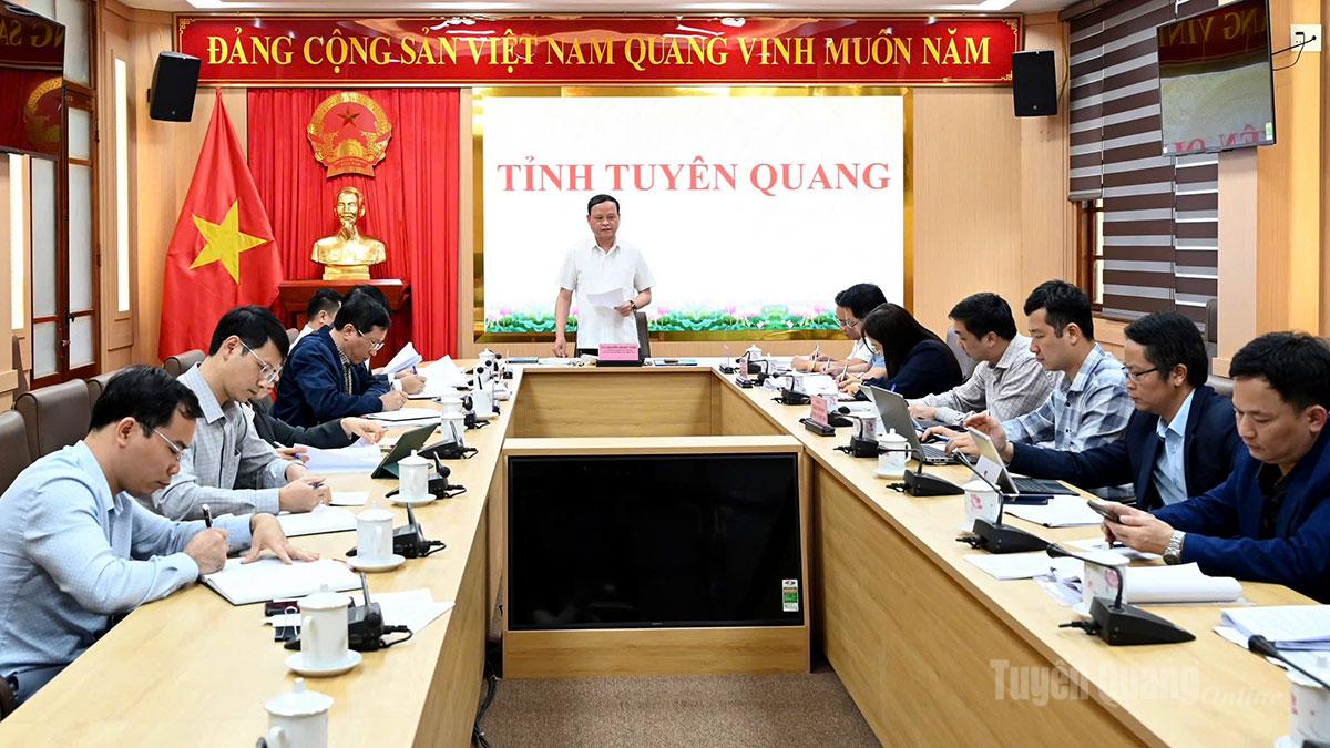 Đồng chí Nguyễn Mạnh Tuấn, Uỷ viên Ban Thường vụ Tỉnh ủy, Phó Chủ tịch Thường trực UBND tỉnh chủ trì cuộc họp.