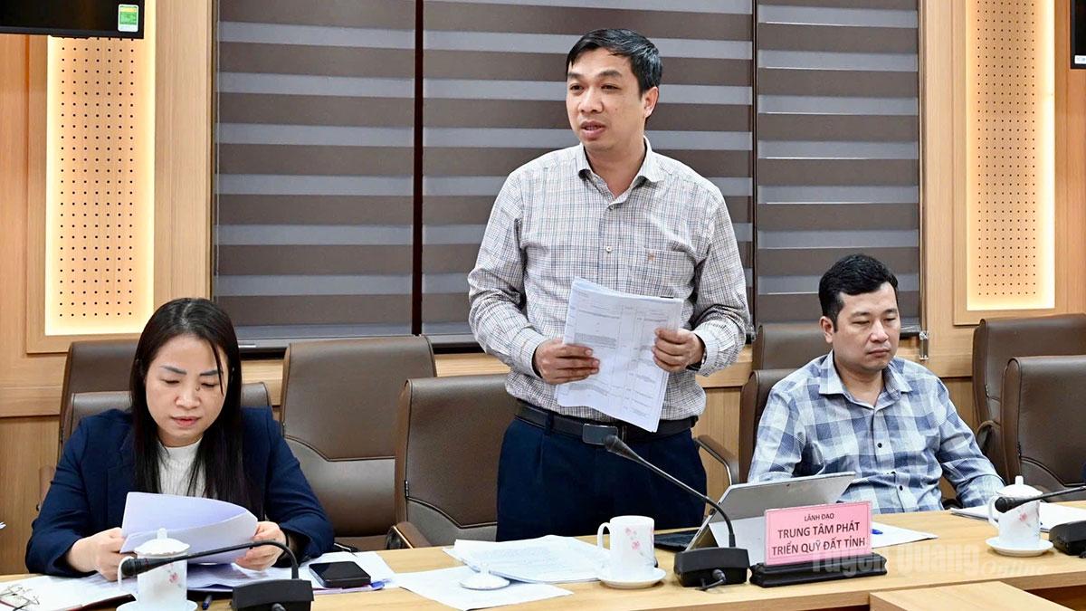 Lãnh đạo Trung tâm Phát triển quỹ đất phát biểu đề xuất giải pháp tháo gỡ khó khăn.