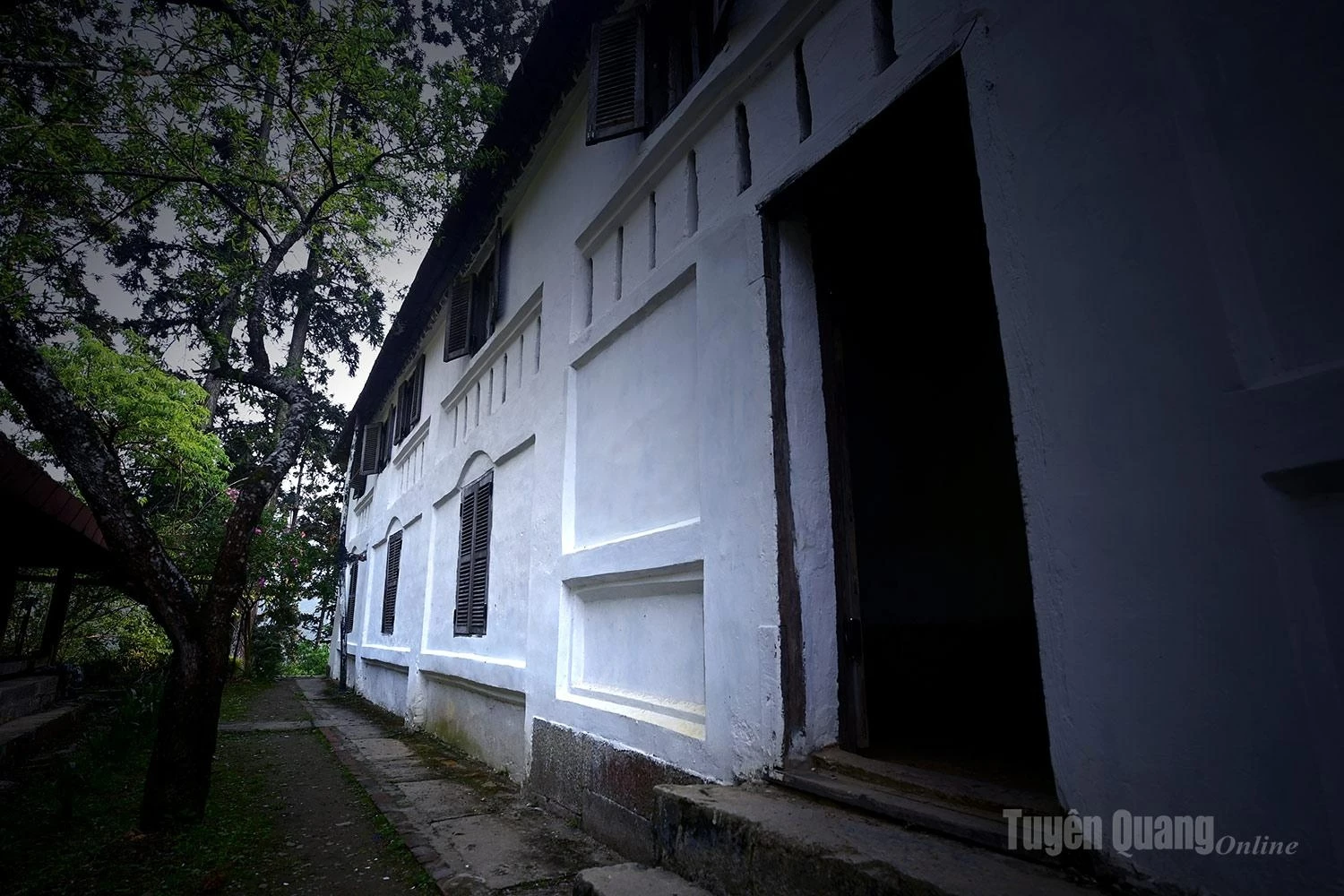 Each section serves a specific function, carefully arranged to accommodate daily life, reception, work, and security.