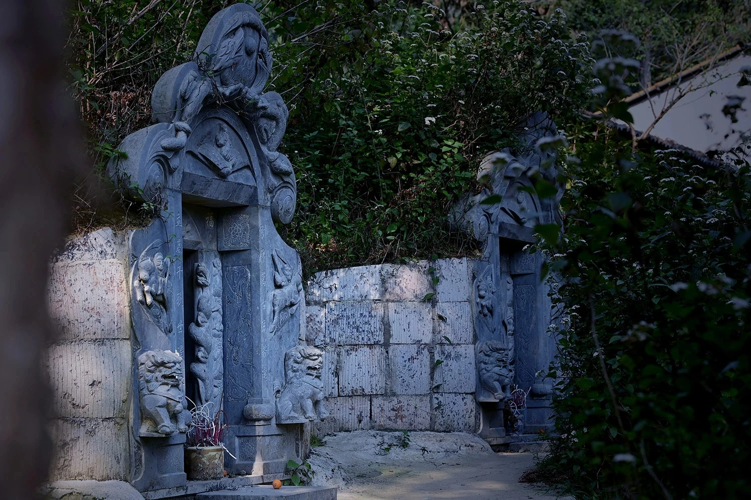 Members of the family who passed away were buried in the surrounding grounds of the mansion.