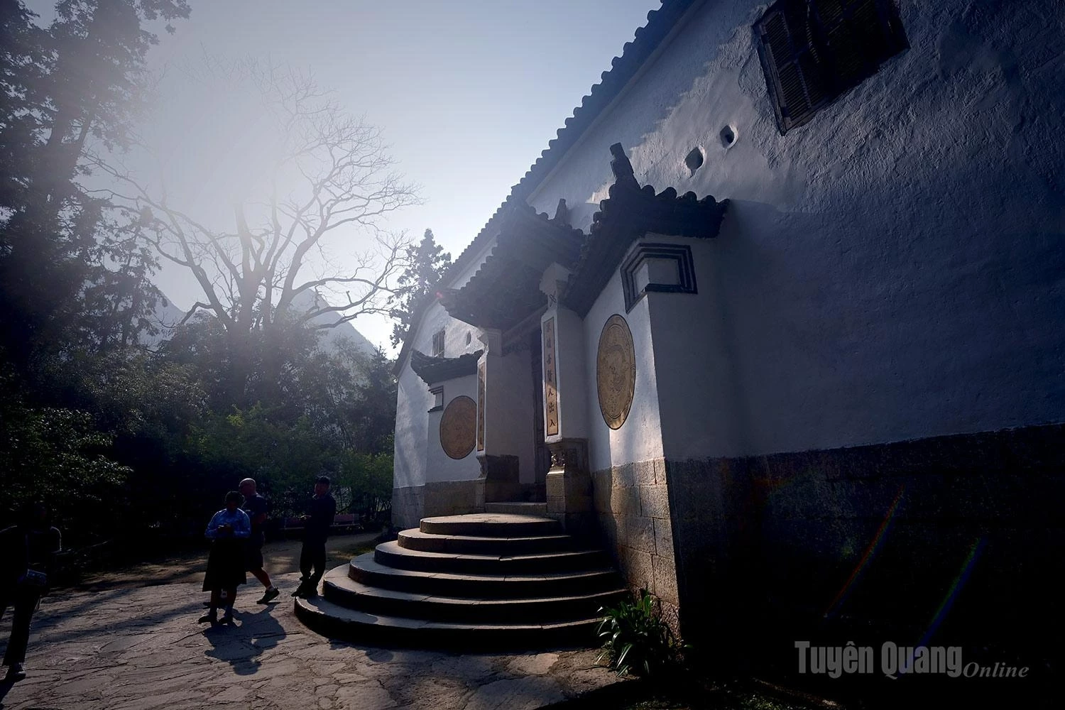 The main gate of the mansion.