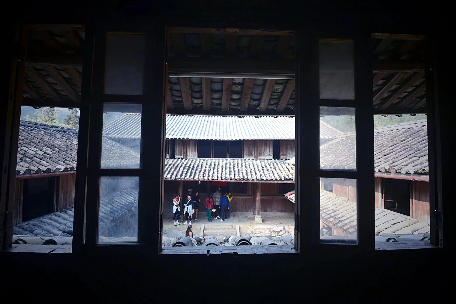 The entire complex covers about 3,000 square meters and is divided into three main sections: the front, middle, and rear quarters. Each area serves a distinct function, arranged scientifically and practically to meet the needs of living, hosting guests, working, and defense.