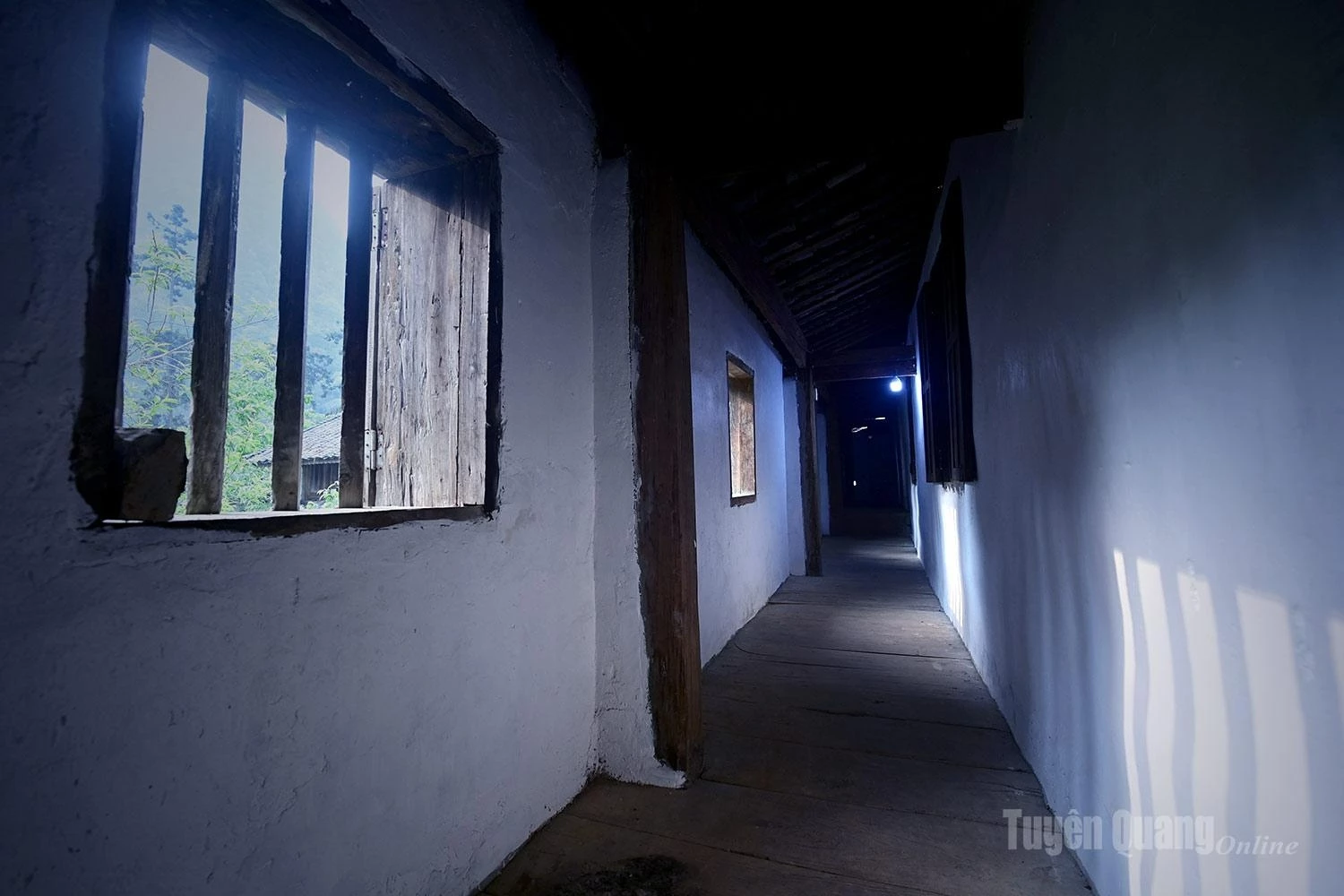 A distinctive feature of the Vuong family mansion is its harmonious blend of classical Chinese architecture, French influences, and traditional Hmong cultural elements.