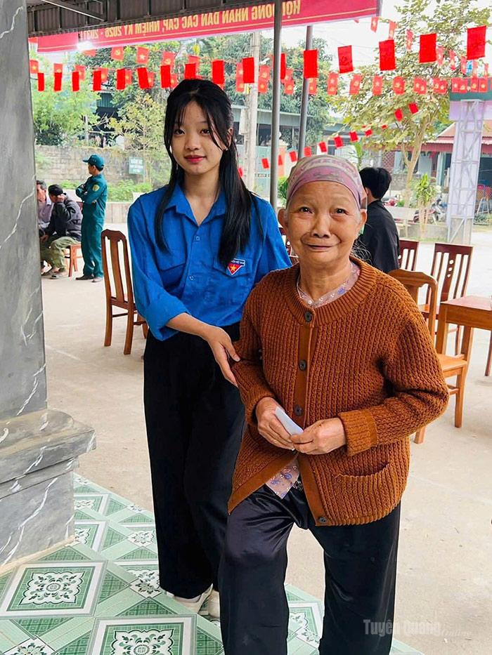  Đặc biệt, trong ngày bầu cử 15-3 vừa qua, đông đảo ĐVTN không chỉ tham gia bỏ phiếu đầy đủ mà còn tích cực hỗ trợ các tổ bầu cử tại khu vực bỏ phiếu.