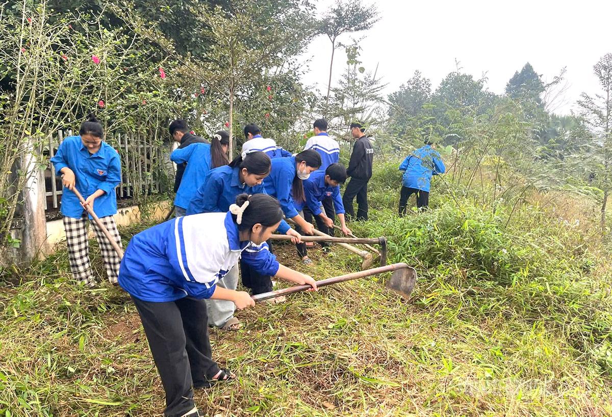 Across the Youth Union system, members have participated in cleaning and clearing more than 20 kilometers of rural roads and residential lanes; supported the construction of a “lighted rural road” in Sung Mang Commune, a rural bridge in Lam Binh Commune, and eliminated four temporary and dilapidated houses for disadvantaged youth members.