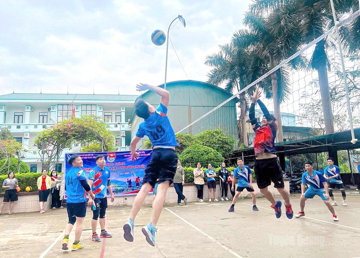 Sports and physical activities have been organized vibrantly, helping strengthen solidarity among participating units.